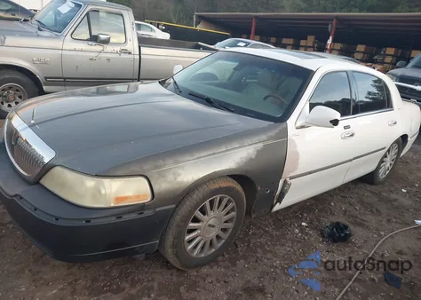 2003 Lincoln Town Car Signature from USA, damaged, VIN 1LNHM82WX3Y631122